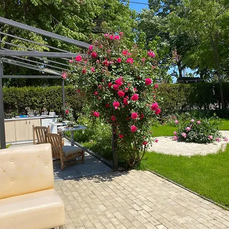 The House Of Roses בית הארחה 4*